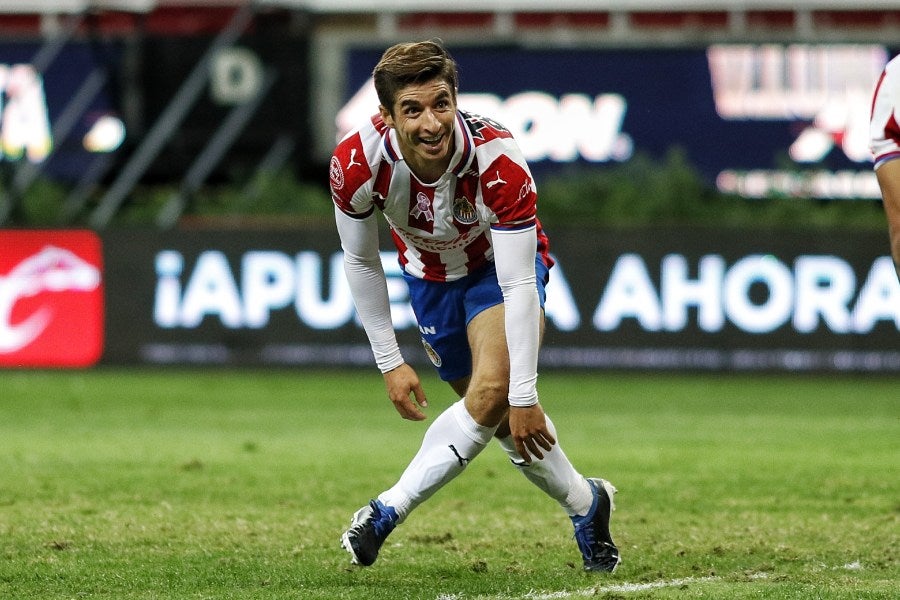 Isaac Brizuela durante un partido con Chivas