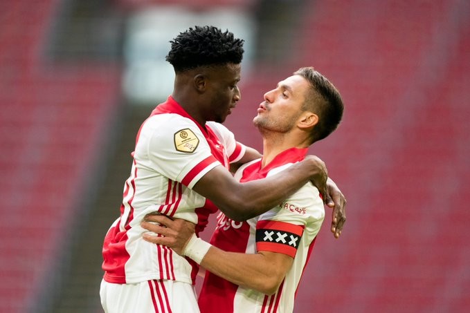 Jugadores del Ajax celebran gol vs Heerenveen
