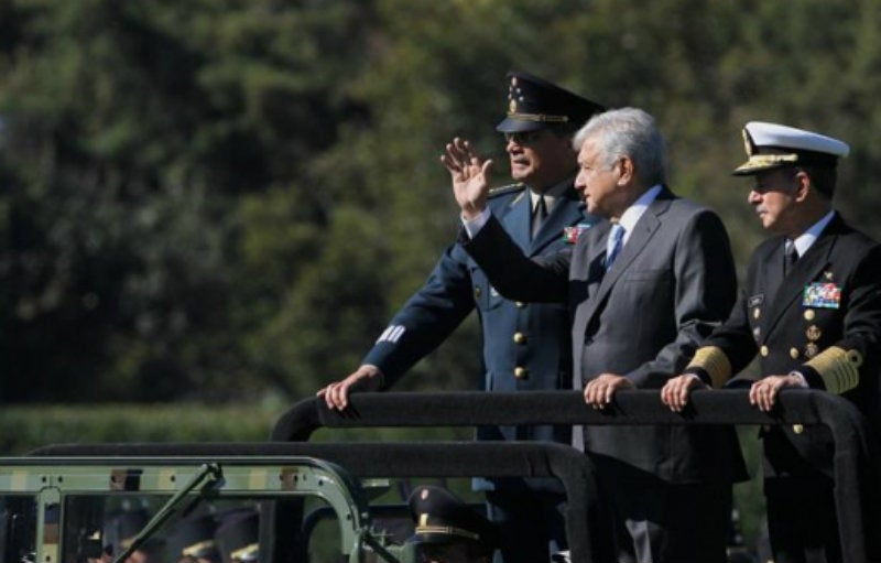 El secretario de Marina, junto a López Obrador en el desfile militar