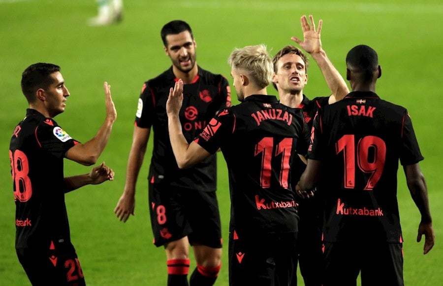 Jugadores de la Real Sociedad celebran gol vs Betis