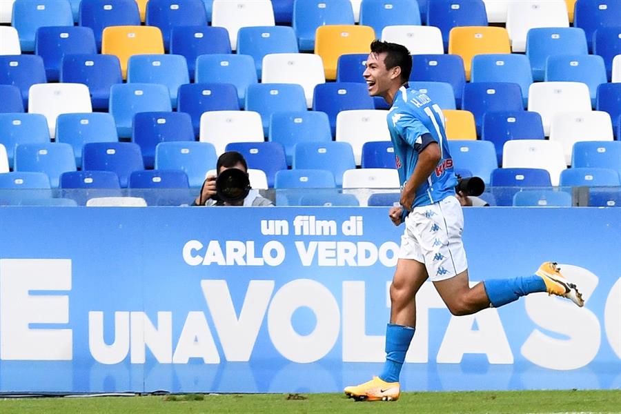 Hirving Lozano en partido con el Napoli