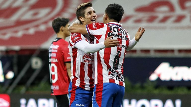 Jugadores de Chivas celebrando un gol