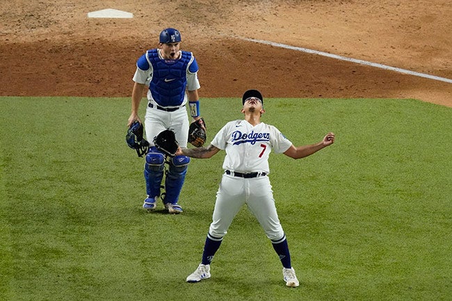 Urías grita tras ganar el Juego 7 a los Braves