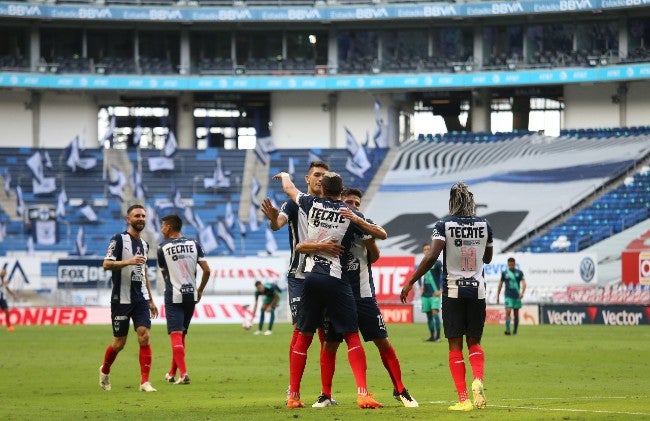 Jugadores de Rayados celebran un gol