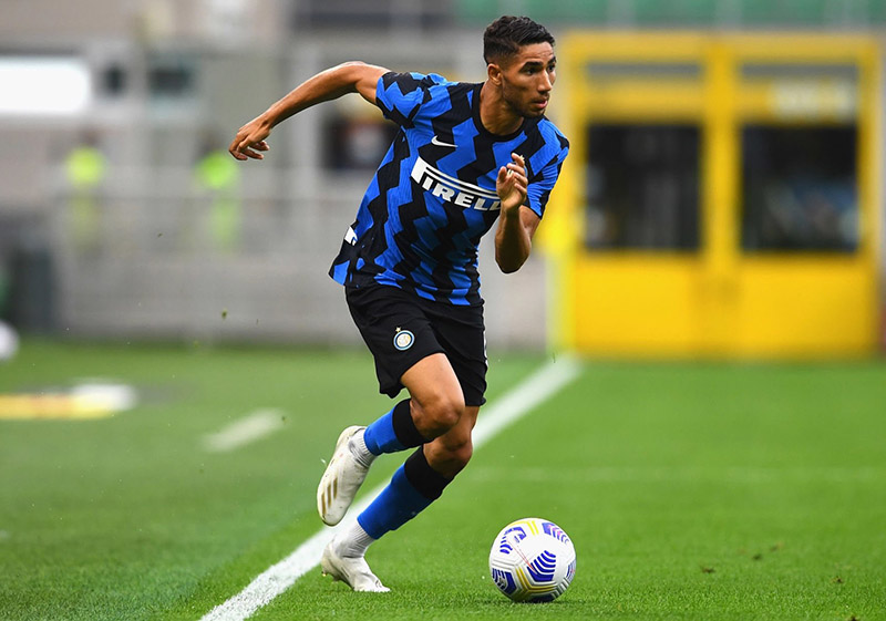 Achraf Hakimi durante un duelo con el Inter de Milan 