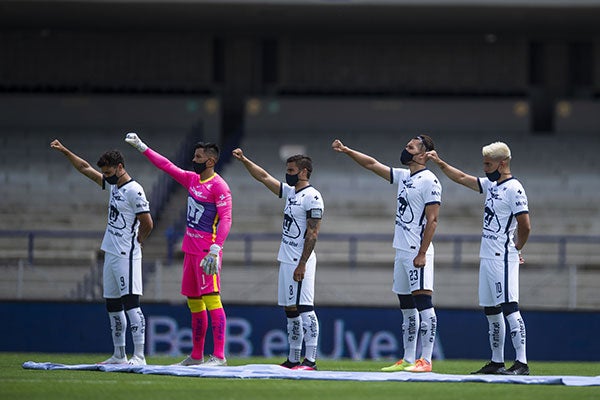 Jugadores de Pumas previo a un partido 