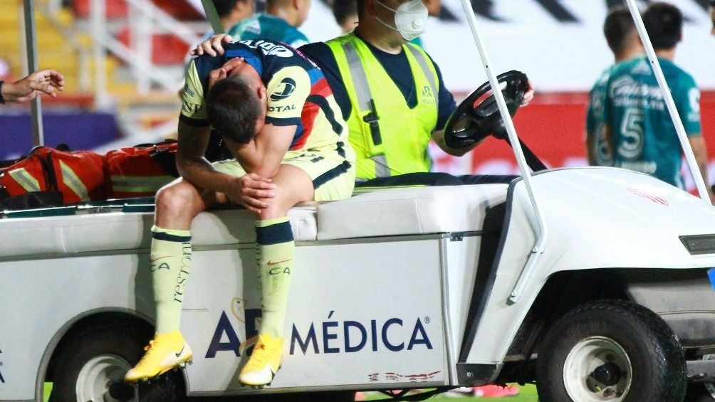 Nicolás Benedetti abandonó el partido por lesión 