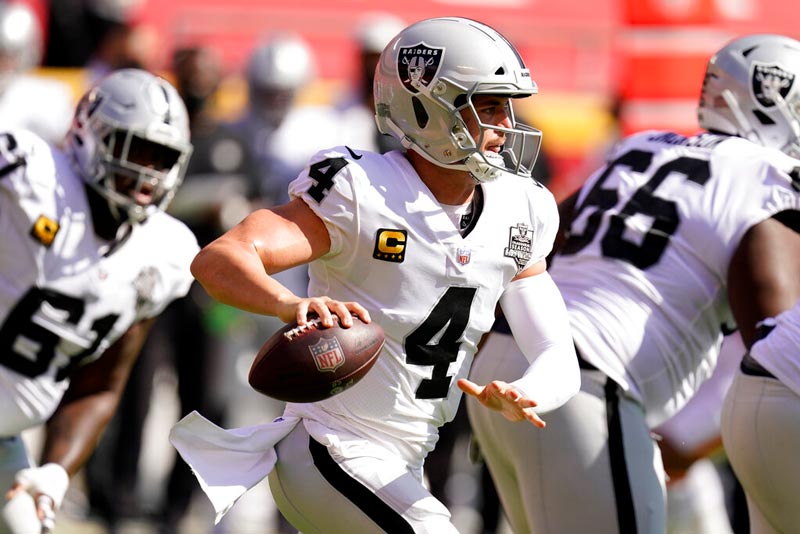 Derek Carr, durante una jugada