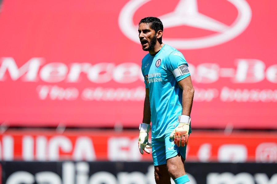 Jesús Corona durante un partido con Cruz Azul