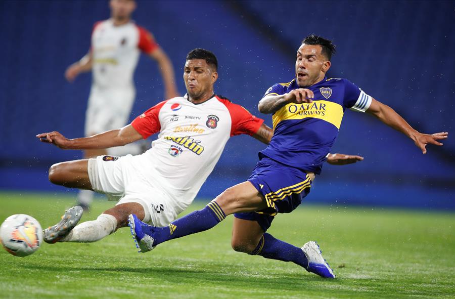 Carlos Tévez en juego ante Caracas en la presente Copa Libertadores