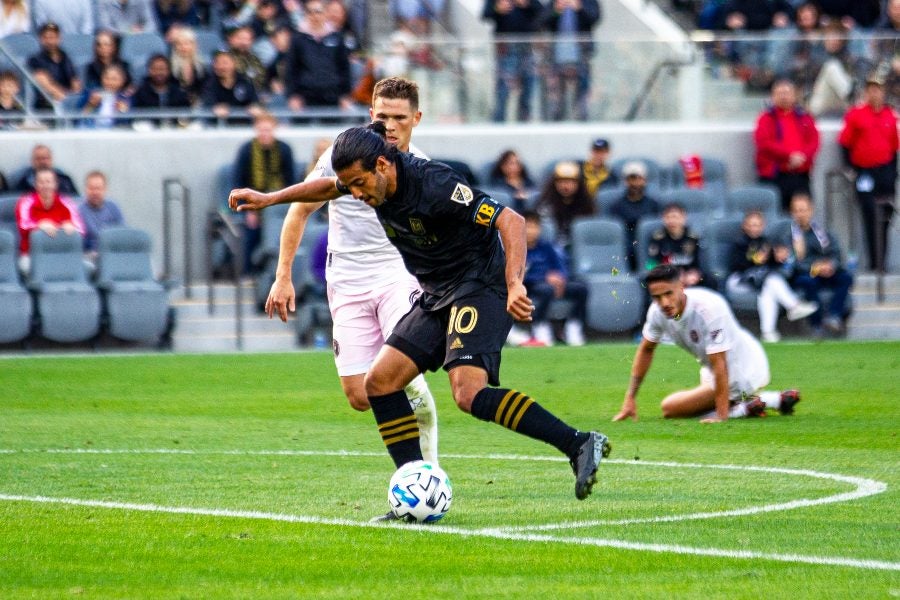 Carlos Vela durante un partido con LAFC