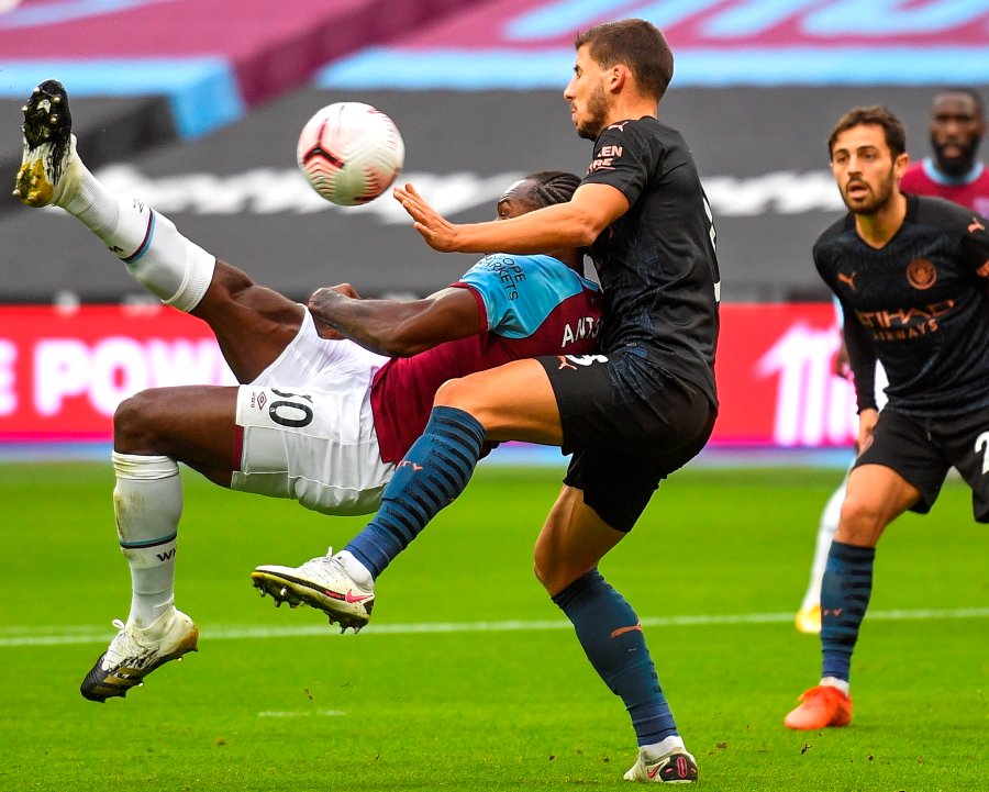 Michail Antonio disparando para abrir el marcador ante el Manchester City