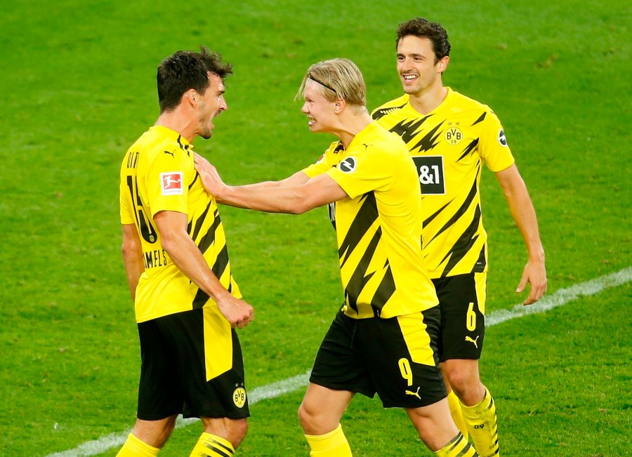Erling Haaland celebrando con Mats Hummels el tercer tanto del Borussia Dortmund