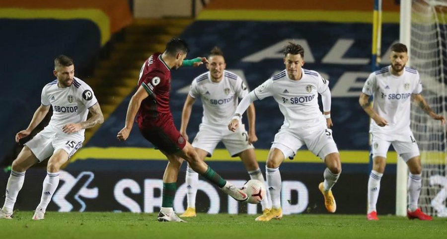 Jiménez al marcar gol ante Leeds United