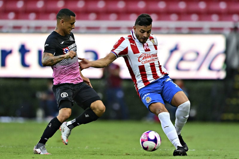 Yotún y Alexis Vega en partido