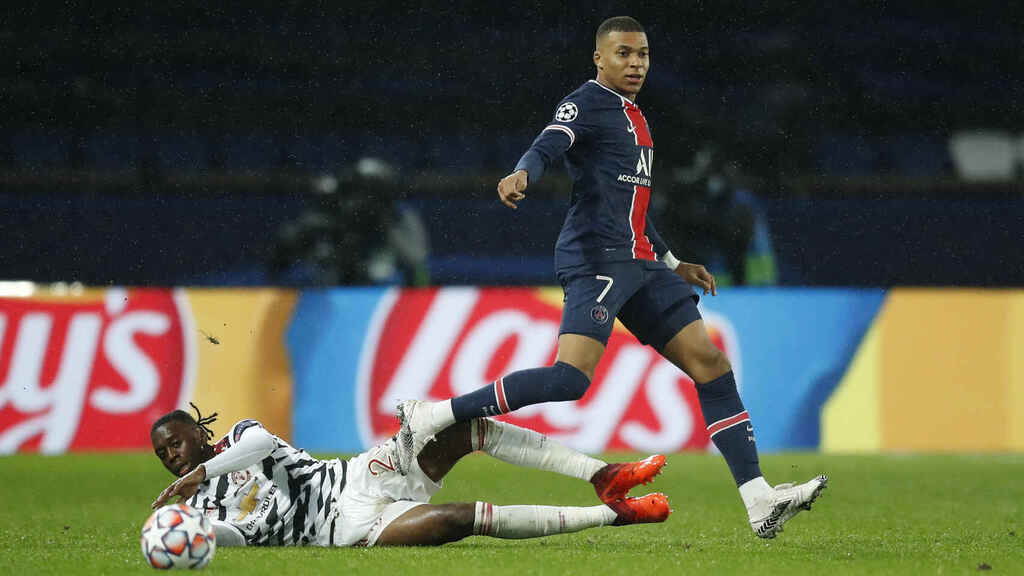 Kylian Mbappé tras una acción con el PSG