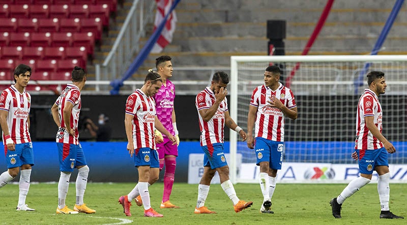 Jugadores de Chivas tras un duelo en el Guardianes 2020 