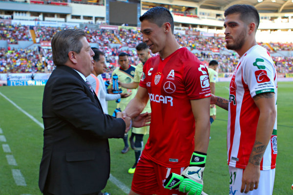 Miguel Herrera, técnico del América, en saludo con González y Ventura