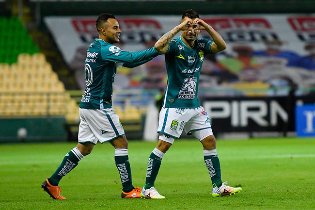Jugadores de León celebran un gol