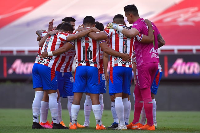 Futbolistas de Chivas platican antes de un partido