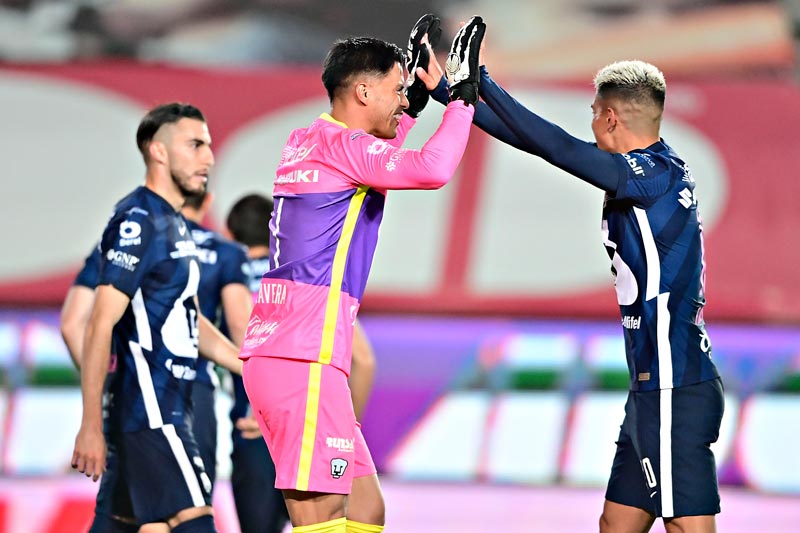 El guardameta y Favio Álvarez celebran una acción