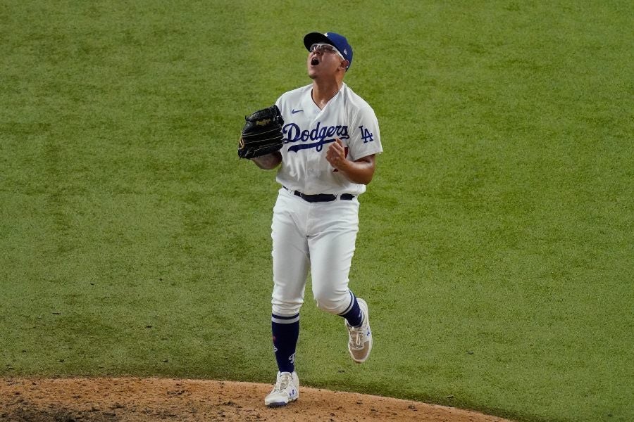 Julio Urías en el centro del diamante luego de derrotar a Tampa Bay