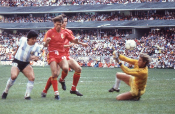 Diego Maradona en acción ante Bélgica