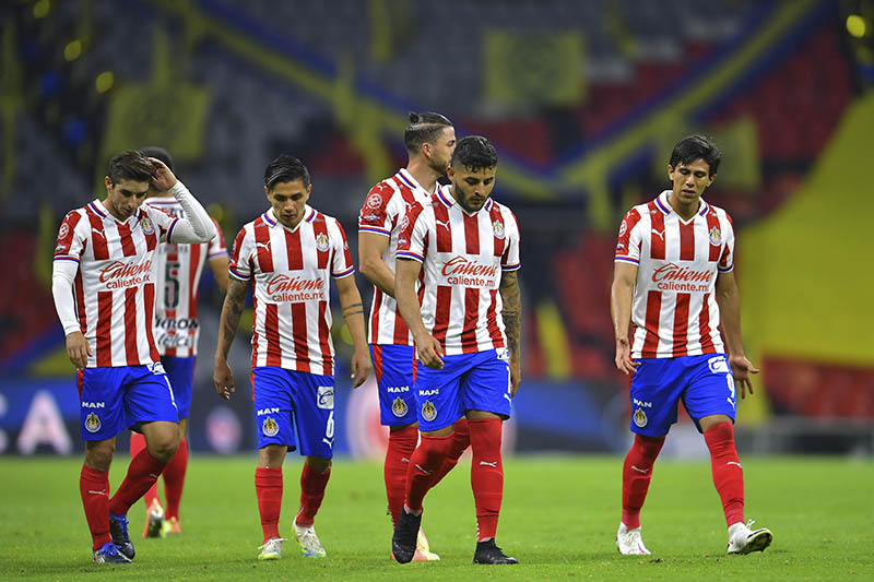 Jugadores de Chivas tras un duelo en Liga MX 