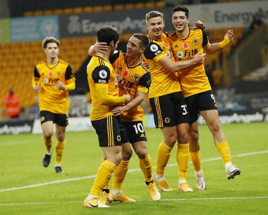 Jugadores de Wolves celebran un gol