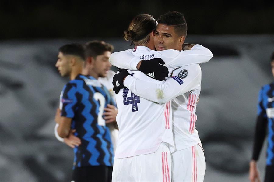 Ramos y Casemiro se abrazan 