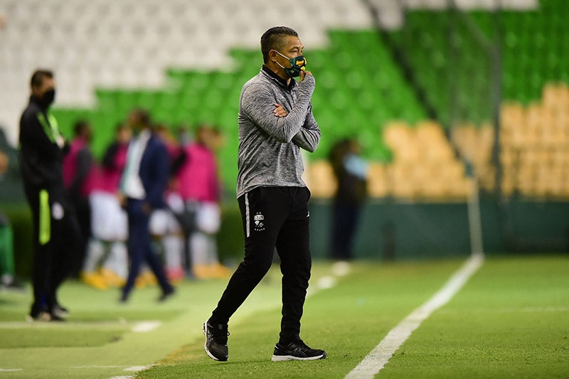 Ignacio Ambriz durante el duelo ante Santos  