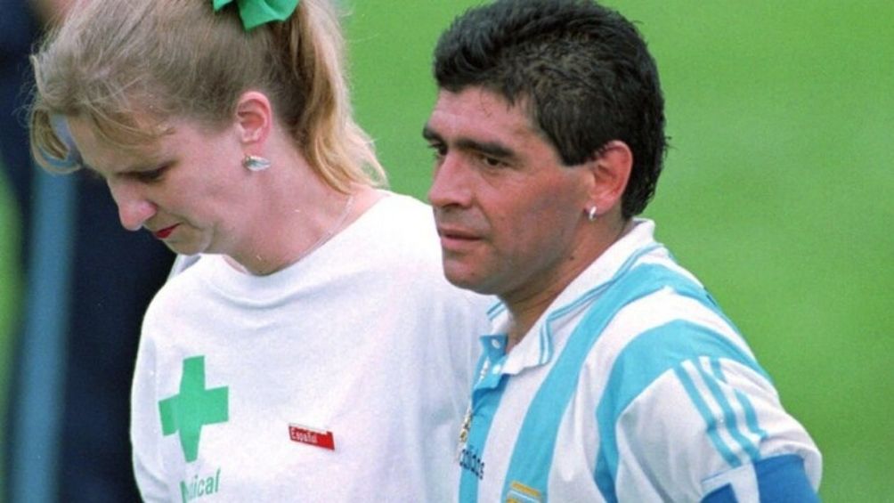 Maradona siendo acompañado por una enfermera en EEUU 94
