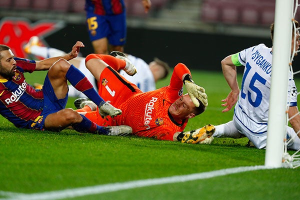 Choque de Ter Stegen en el juego