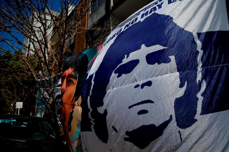 Manta con el rostro de Maradona colocada a las fueras del hospital en el que está internado