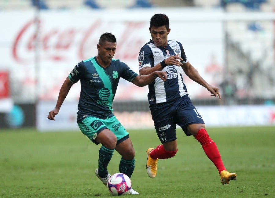 Jesús Gallardo en un partido con Rayados de Monterrey