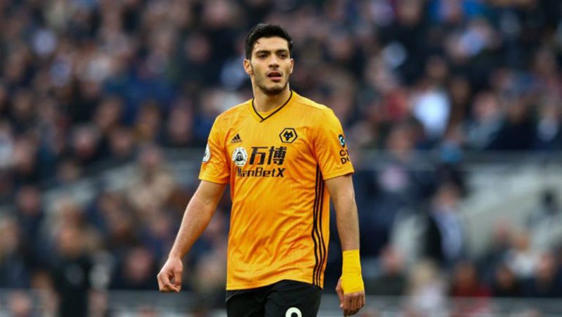 Raúl Jiménez durante un duelo con Wolves 