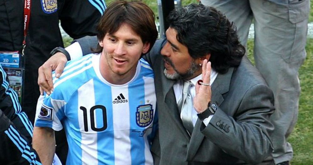 La Pulga y El Diego tras un partido de Argentina