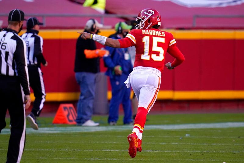 El quarterback de Chiefs celebra un touchdowns durante un partido