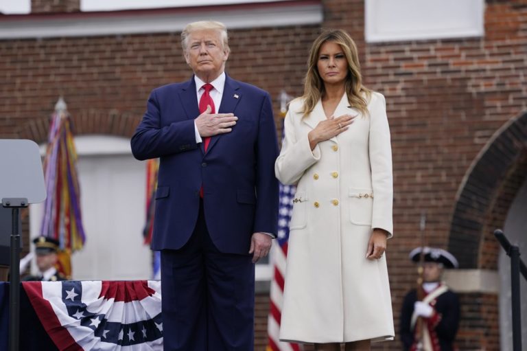 Trump, junto a su esposa Melania