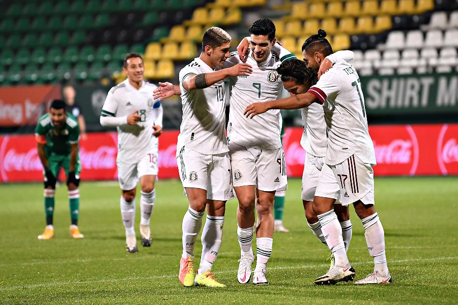 Jugadores del Tri celebran gol vs Argelia