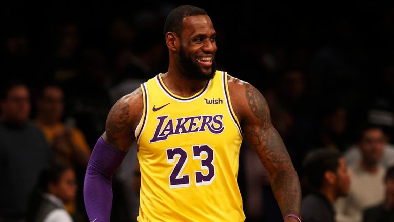 LeBron James en un partido de NBA con los Lakers