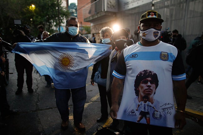 Apoyo de aficionados de Maradona en las afueras del hospital