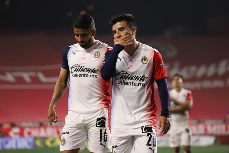 Miguel Ponce y el Nene hablando durante un partido