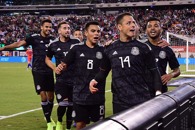 Chicharito festeja un gol con la Selección Mexicana 