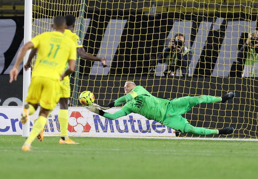 Keylor Navas atajando un penalti con el PSG