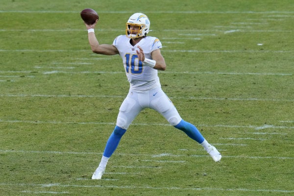 Justin Herbert en acción con Chargers