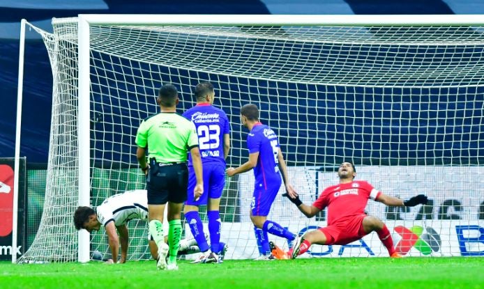 Dinenno marca gol ante Cruz Azul