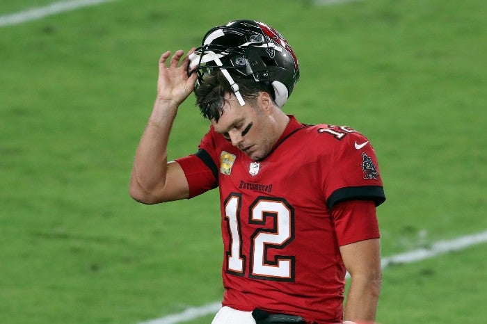 Brady se quita el casco luego de una interrupción