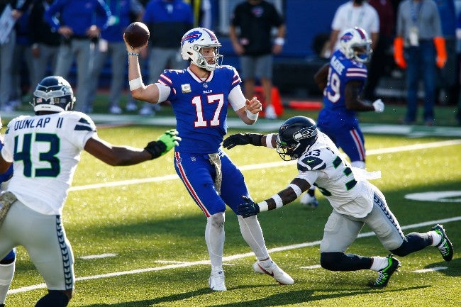 Josh Allen lanza un pase contra Seattle