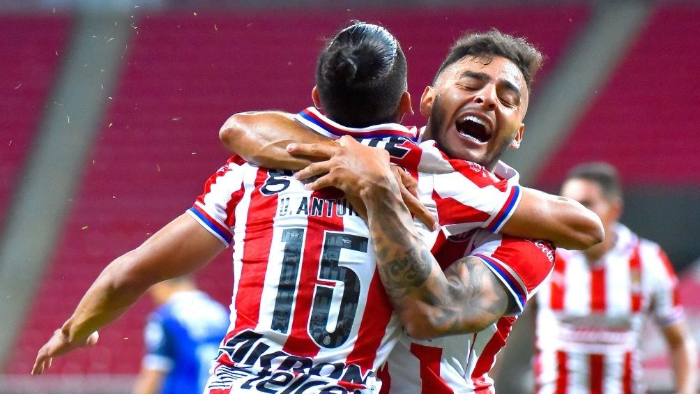 Vega y Antuna se abrazan en un gol de Chivas 